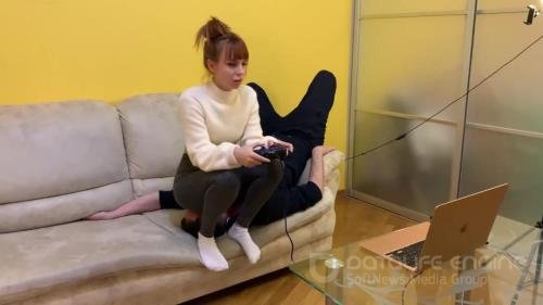 Petite Princess Femdom - Gamer Kira In Leggings Uses Her Chair Slave While Playing - FullHD 1080p