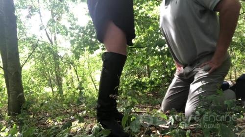 Mistress Courtney - An Outdoor Kicking For The Slave - Feel Me When You Walk - FullHD 1080p