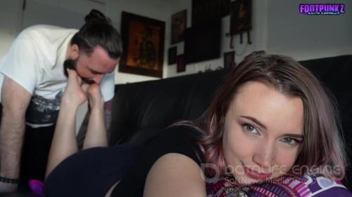 Cute Feet And Cumshots - Nerdy Gamer Girl Lilith First Time Foot Worship And Tickling - FullHD 1080p