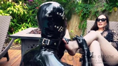 Alexxa Von Hell - Feet And Ass Worship By The Pool With My 2 Gimps - FullHD 1080p