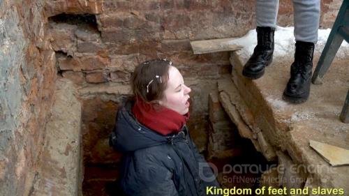 Kingdom Of Feet And Slaves - Ariels Outdoor Humiliating Tasks - FullHD 1080p