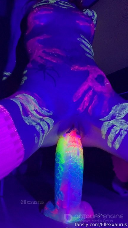 fansly - Ellexxaurus - UV light and paints feels so trippy I loveee it and the dildo is huge - 2K 3840p